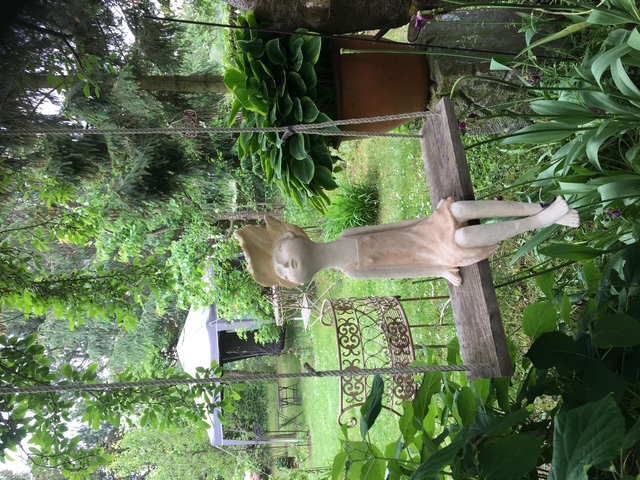 Ruhige Wasseroberfläche spiegelt den Himmel